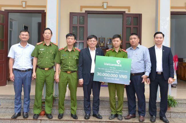 Vietcombank trao tặng các sổ tiết kiệm với tổng giá trị 300 triệu đồng cho các gia đình thương binh, thân nhân liệt sĩ và quần chúng có nhiều thành tích