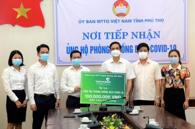 Vietcombank Phú Thọ ủng hộ 100 triệu đồng phòng chống dịch COVID-19 tại tỉnh Phú Thọ