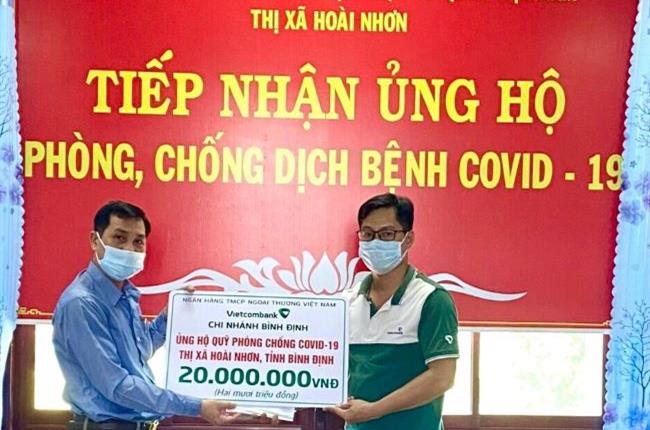 Vietcombank Bình Định ủng hộ 20 triệu đồng cho thị xã Hoài Nhơn phòng chống COVID-19