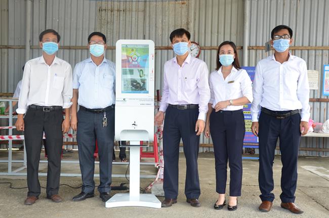 Vietcombank Quảng Nam tặng máy sát khuẩn cho bệnh viện Phụ sản – Nhi Quảng Nam, hỗ trợ công tác phòng, chống dịch COVID-19