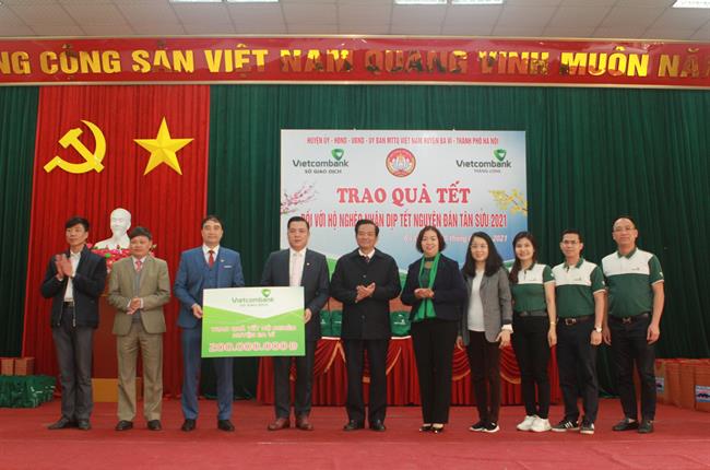 Vietcombank Sở giao dịch và Vietcombank Thăng Long trao quà tết cho các hộ nghèo tại huyện Ba Vì, Hà Nội