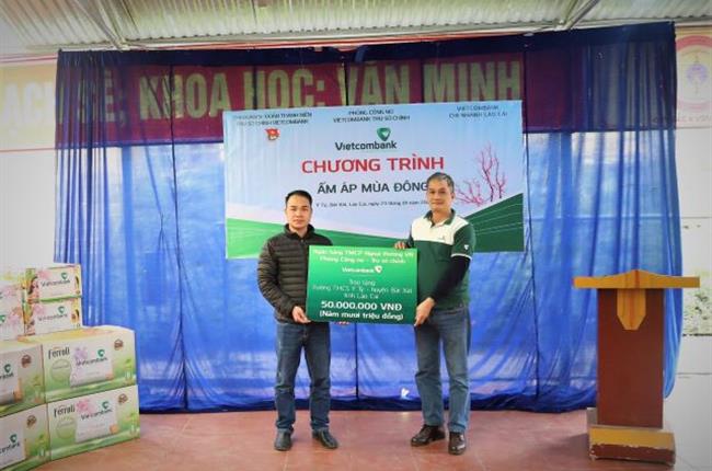 Phòng Công nợ Vietcombank TSC mang Xuân ấm đến với học sinh vùng cao Y Tý (huyện Bát Xát, tỉnh Lào Cai) 