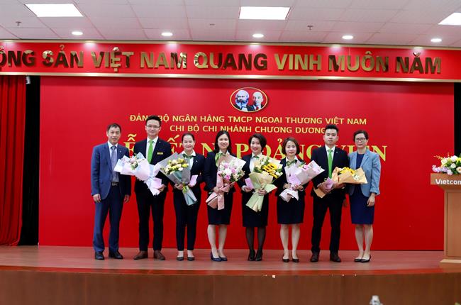  Vietcombank Chương Dương tổ chức Lễ kết nạp đảng viên mới năm 2021 