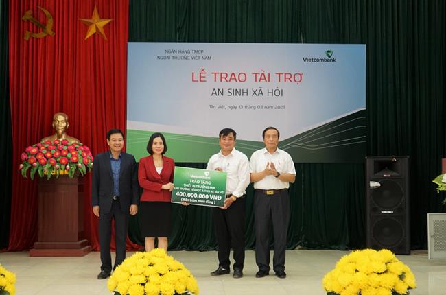 Vietcombank Hưng Yên ủng hộ 1 tỷ đồng thực hiện các hoạt động ASXH tại xã Tân Việt, huyện Yên Mỹ, tỉnh Hưng Yên