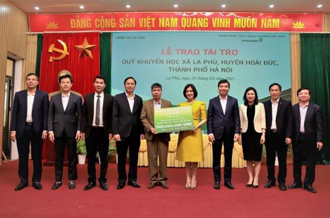 Vietcombank Chương Dương trao tặng 500 triệu đồng cho Quỹ khuyến học xã La Phù, huyện Hoài Đức, Hà Nội
