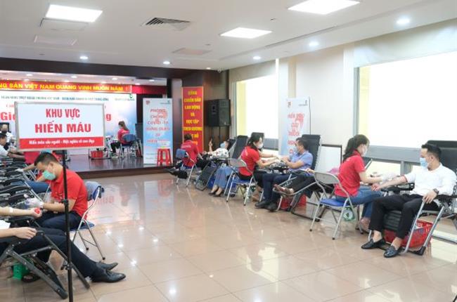 Đoàn viên và người lao động Vietcombank tham gia hiến máu tình nguyện tại chương trình “Giọt hồng yêu thương” năm 2021 do Đoàn Thanh niên tổ chức
