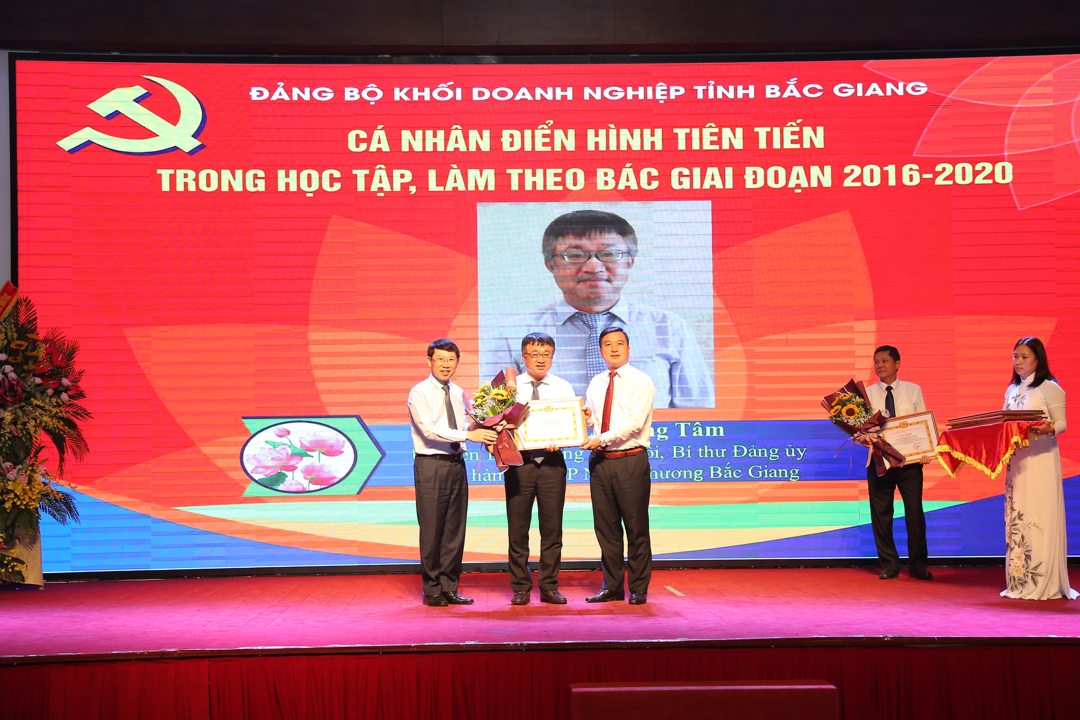 Giám đốc Vietcombank Bắc Giang vinh dự nhận giấy khen của Đảng ủy Khối Doanh nghiệp tỉnh Bắc Giang 