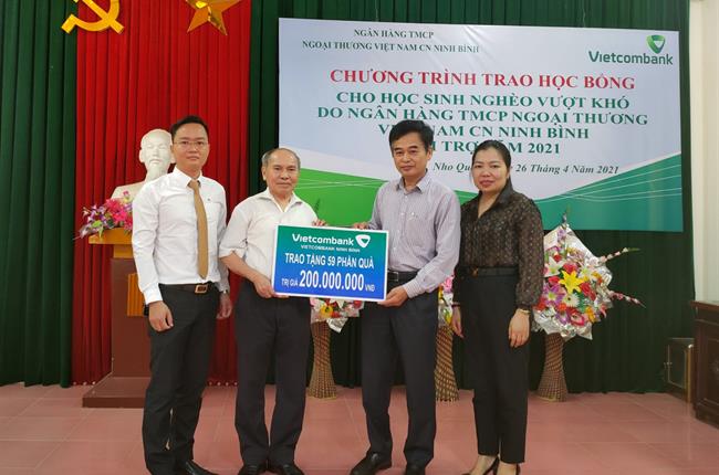 Vietcombank Ninh Bình tặng 200 triệu đồng học bổng cho học sinh nghèo vượt khó