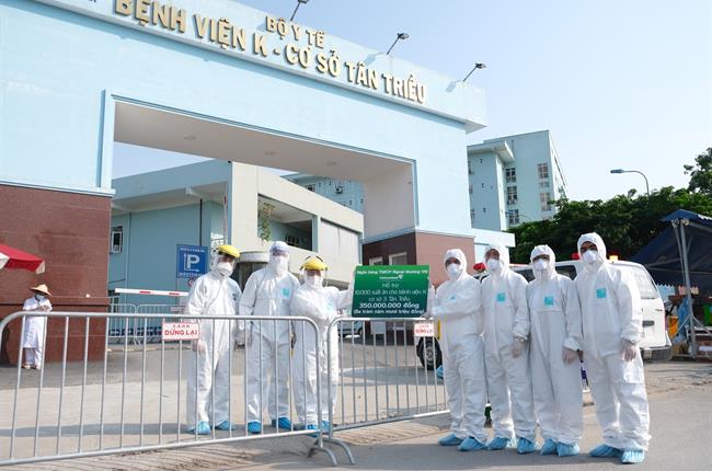 Vietcombank trao tặng 5 tỷ đồng và 10.000 suất ăn hỗ trợ Bệnh viện K cơ sở Tân Triều phòng chống dịch COVID-19
