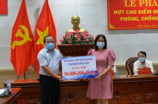 Vietcombank Tiền Giang ủng hộ phòng chống dịch COVID-19   