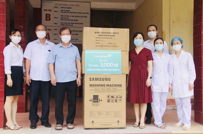 Vietcombank Hưng Yên ủng hộ  3.000 bộ trang phục phòng COVID-19 cho Trung tâm kiểm soát bệnh tật tỉnh Hưng Yên 