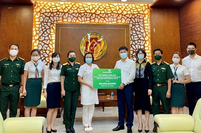 Vietcombank Thăng Long ủng hộ vật tư y tế và trang phục bảo hộ chống dịch cho Bệnh viện Đại học Y và Bệnh viên Trung ương Quân đội 108  