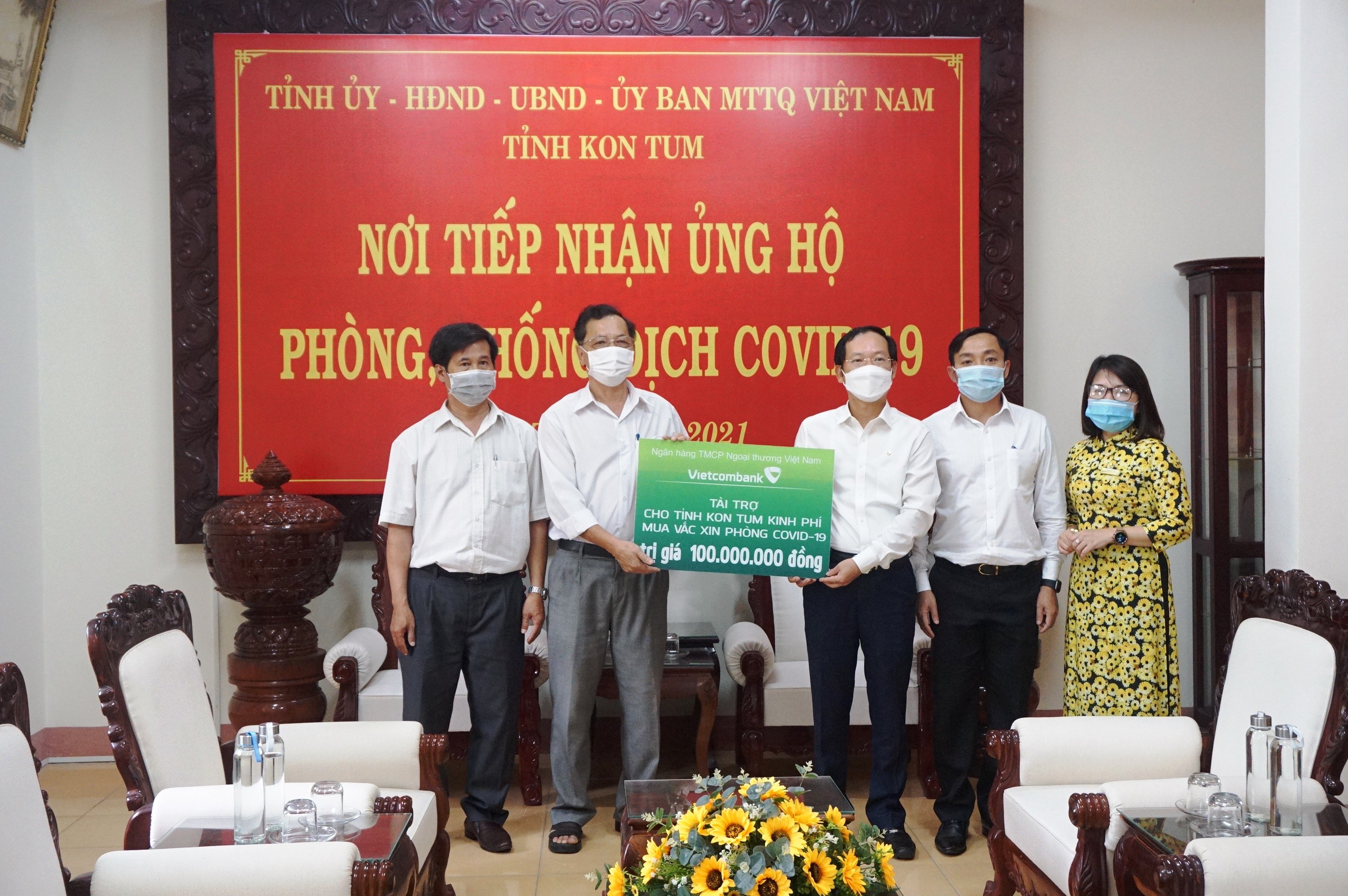 Vietcombank Kon Tum ủng hộ 100 triệu đồng cho tỉnh Kon Tum mua vắc xin phòng chống COVID-19 