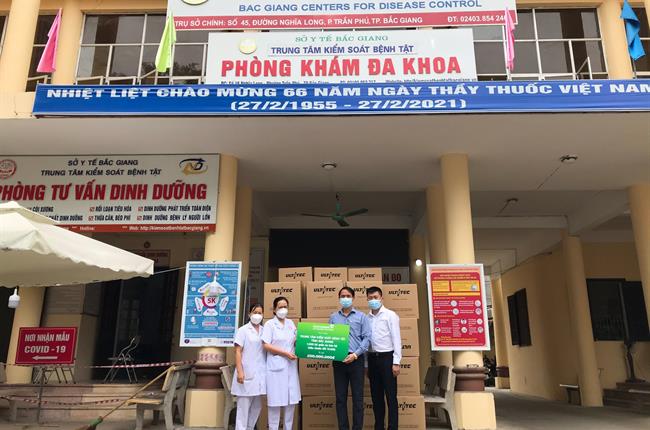 Vietcombank Ba Đình ủng hộ Trung tâm kiểm soát bệnh tật tỉnh Bắc Giang 1.000 bộ quần áo bảo hộ trị giá 200 triệu đồng phòng chống dịch COVID-19
