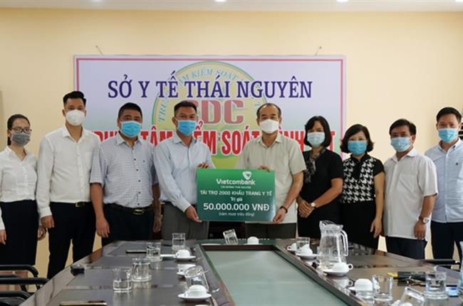 Vietcombank Thái Nguyên trao tặng 2.000 khẩu trang y tế  cho CDC Thái Nguyên