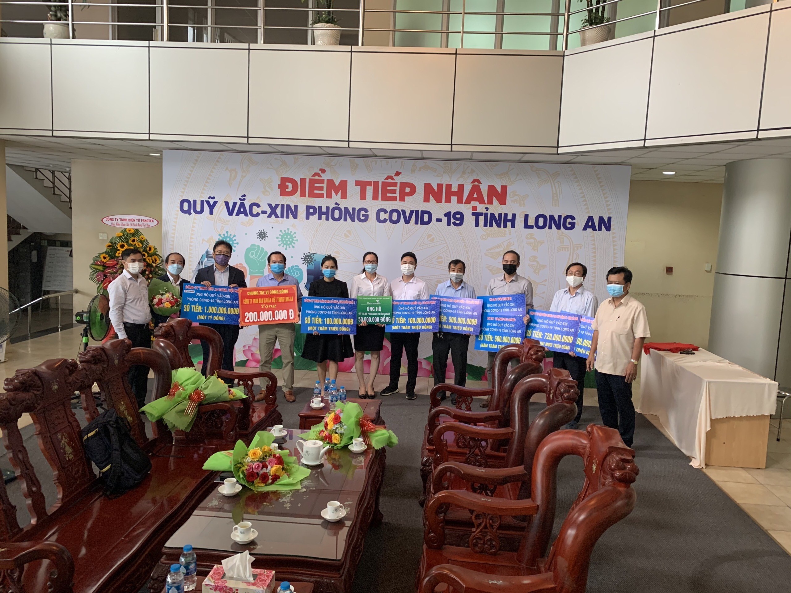Vietcombank Long An ủng hộ 50 triệu đồng vào Quỹ vắc xin phòng chống dịch Covid-19 tỉnh Long An
