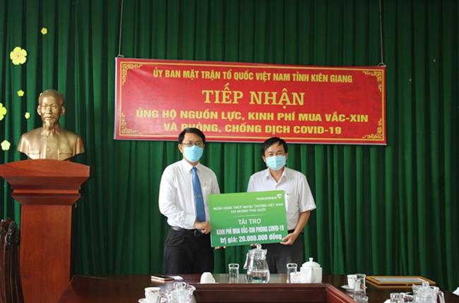 Vietcombank Kiên Giang và Vietcombank Phú Quốc ủng hộ kinh phí cho quỹ phòng, chống dịch Covid-19 
