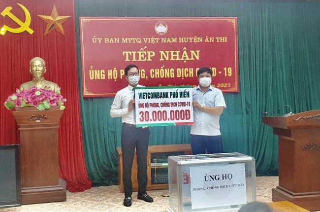 Vietcombank Phố Hiến ủng hộ phòng, chống dịch Covid-19 cho Ủy ban MTTQ Việt Nam huyện Ân Thi, tỉnh Hưng Yên