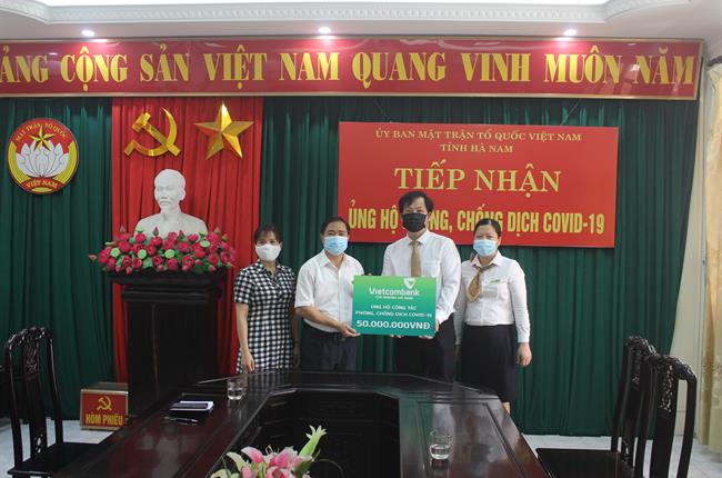 Vietcombank Hà Nam ủng hộ 50 triệu đồng cho công tác phòng chống dịch Covid-19 tại địa phương