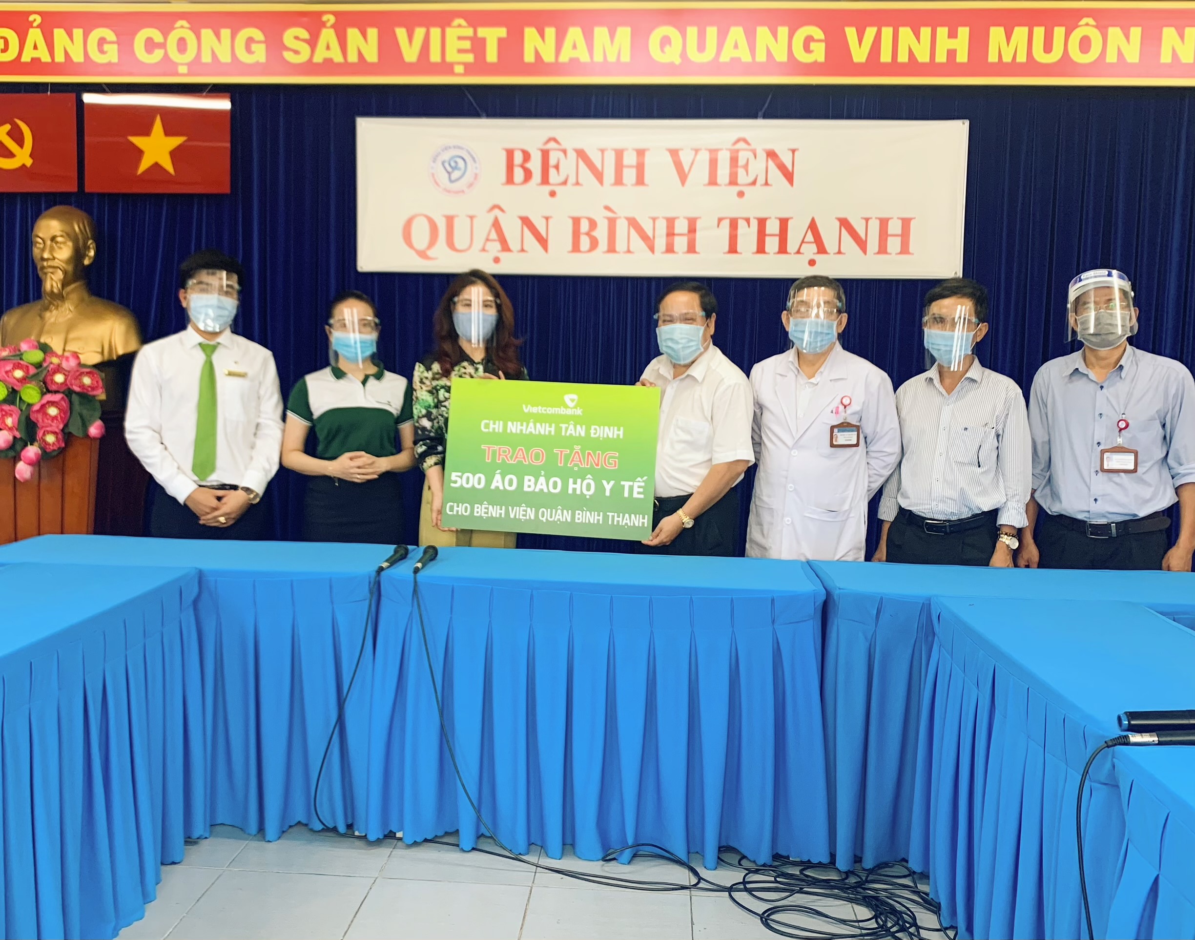 Vietcombank Tân Định trao tặng 500 bộ bảo hộ y tế cho đội ngũ y bác sỹ tại bệnh viện quận Bình Thạnh 