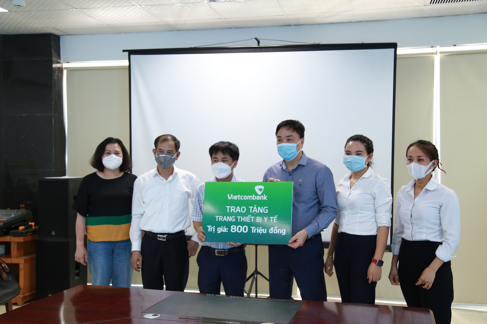 Vietcombank chung tay hỗ trợ phòng chống dịch COVID - 19 trên địa bàn Hà Tĩnh