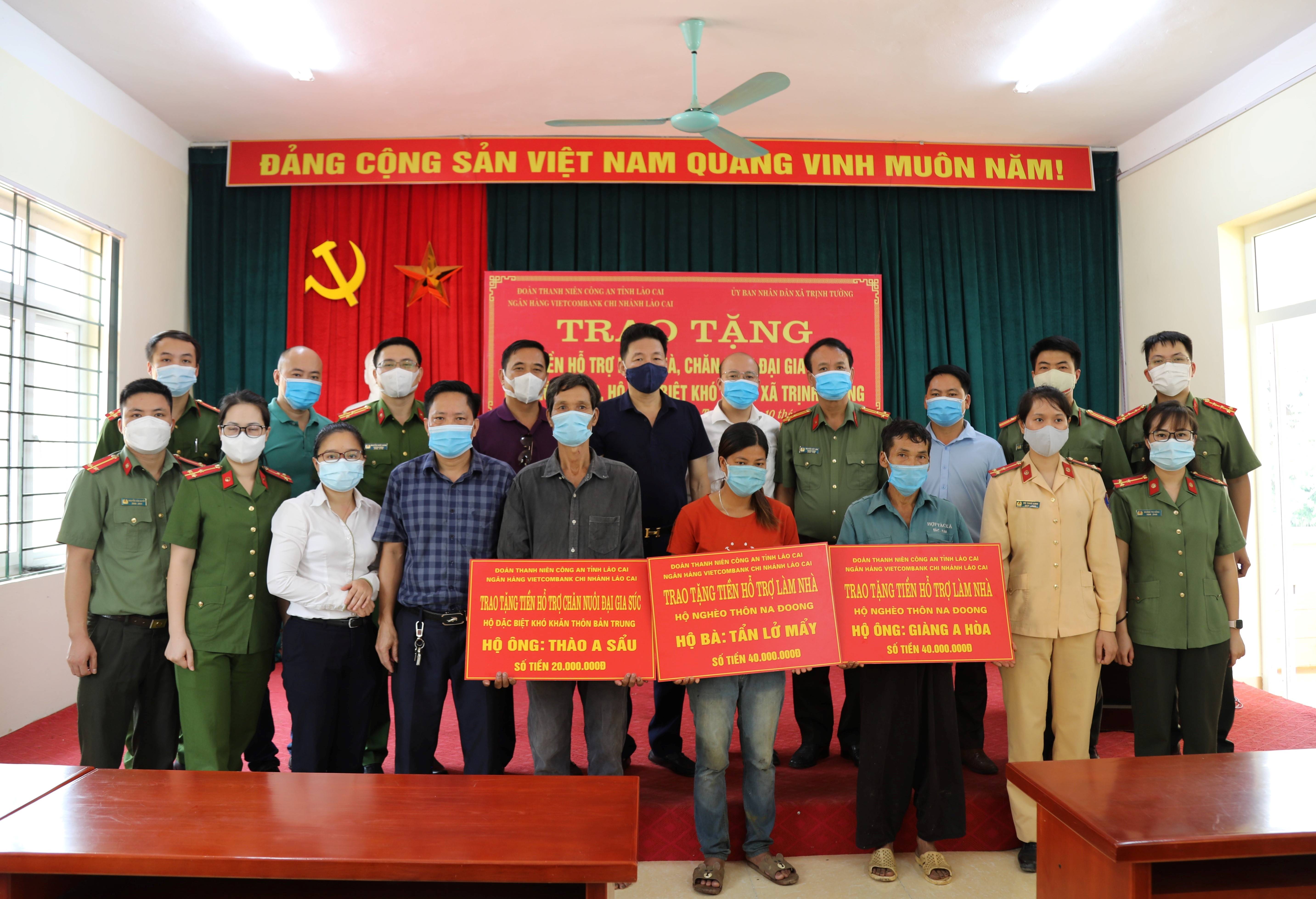 Vietcombank Lào Cai phối hợp với Đoàn thanh niên công an tỉnh hỗ trợ hộ nghèo tại xã Trịnh Tường, huyện Bát Xát, Lào Cai 