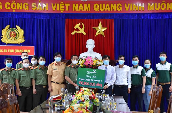 Vietcombank Quảng Nam thăm, tặng quà hỗ trợ các chốt phòng chống dịch trên địa bàn tỉnh Quảng Nam