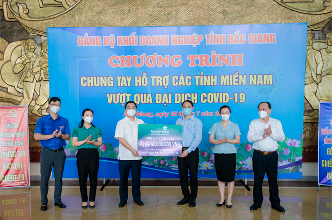 Vietcombank Bắc Giang ủng hộ các tỉnh phía Nam vượt qua đại dịch COVID-19
