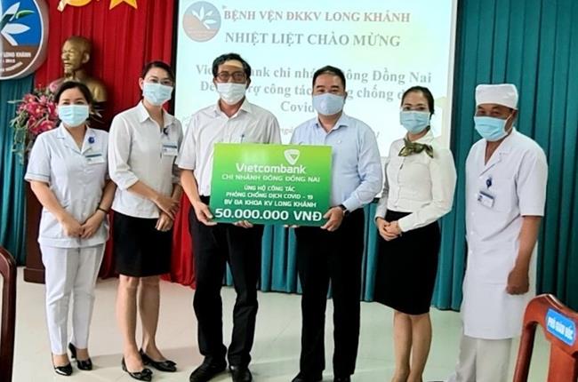 Vietcombank Đông Đồng Nai ủng hộ 50 triệu đồng cho Bệnh viện Đa khoa khu vực Long Khánh trong công tác phòng chống dịch COVID-19