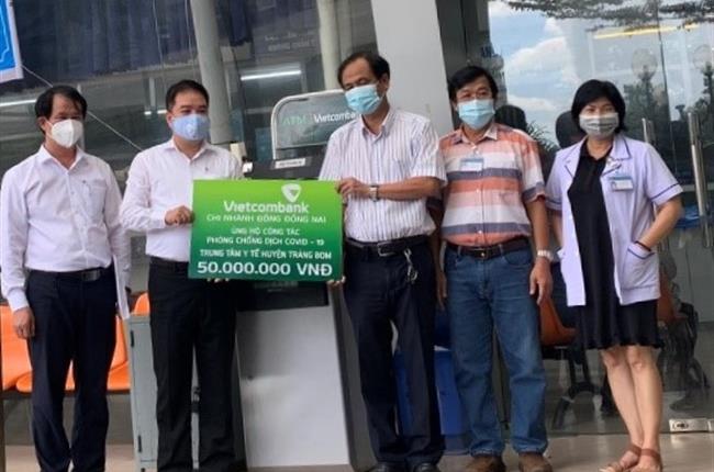 Vietcombank Đông Đồng Nai ủng hộ 50 triệu đồng cho Trung tâm Y tế huyện Trảng Bom trang bị vật tư y tế phòng chống dịch COVID-19