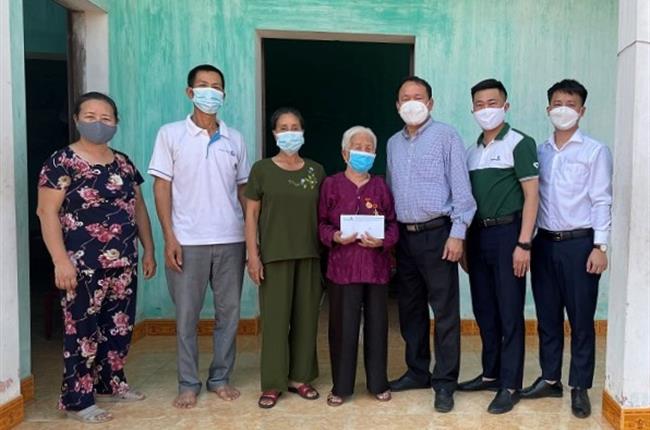 Vietcombank Bắc Giang thăm và tặng quà Mẹ Việt Nam anh hùng 