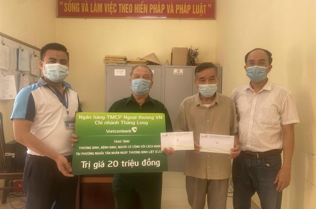 Vietcombank Thăng Long tổ chức thăm hỏi và tặng quà các gia đình chính sách