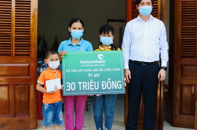 Vietcombank Ninh Bình hỗ trợ xây nhà ở cho công nhân Công ty TNHH Giầy ADORA Việt Nam 