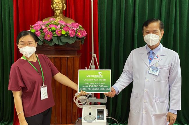Vietcombank Nam Hà Nội trao tặng máy thở cho Bệnh viên Quân dân Y miền Đông