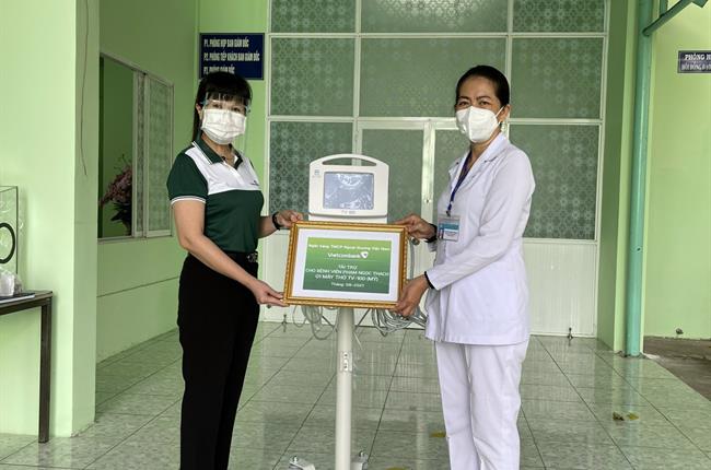 Vietcombank Nam Sài Gòn trao tặng máy thở TV-100 cho Bệnh viện Phạm Ngọc Thạch, TP.HCM
