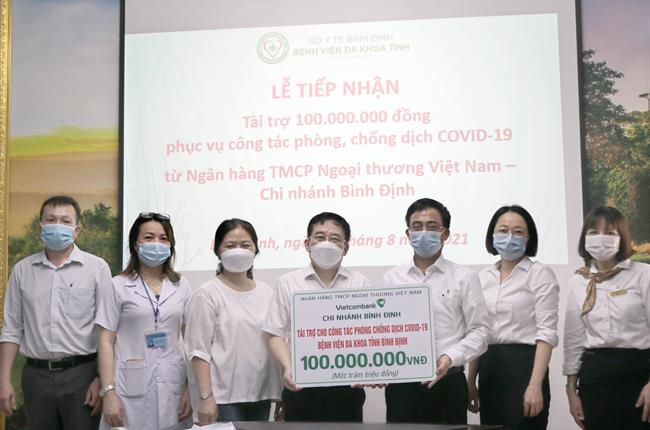 Vietcombank Bình Định tài trợ cho công tác phòng, chống dịch COVID - 19