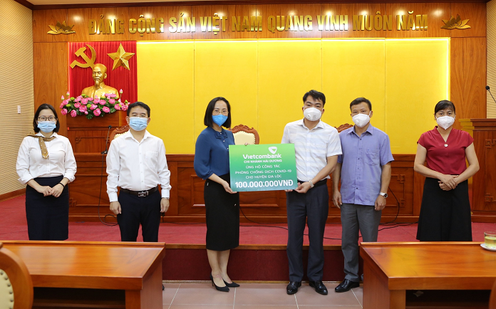 Vietcombank Hải Dương tài trợ 200 triệu đồng cho công tác phòng chống dịch COVID19 tại huyện Gia Lộc và huyện Nam Sách, tỉnh Hải Dương