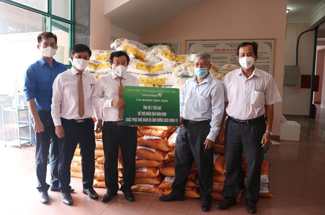 Vietcombank Bình Định hỗ trợ các địa phương trên địa bàn tỉnh khắc phục khó khăn do ảnh hưởng dịch COVID-19