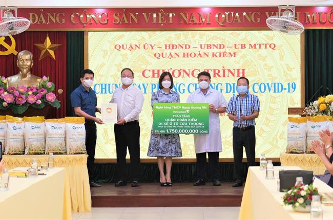Vietcombank trao tặng xe ô tô cứu thương trị giá 1,75 tỷ đồng cho quận Hoàn Kiếm phục vụ công tác phòng chống dịch COVID-19