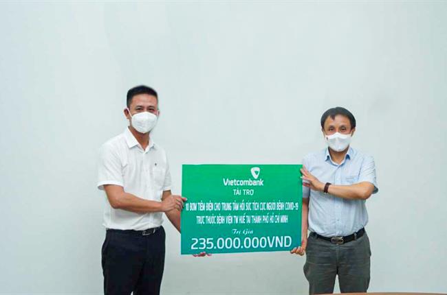 Vietcombank Huế tài trợ 10 bơm tiêm điện cho Trung tâm hồi sức tích cực người bệnh COVID-19 trực thuộc Bệnh viện Trung ương Huế tại TP Hồ Chí Minh