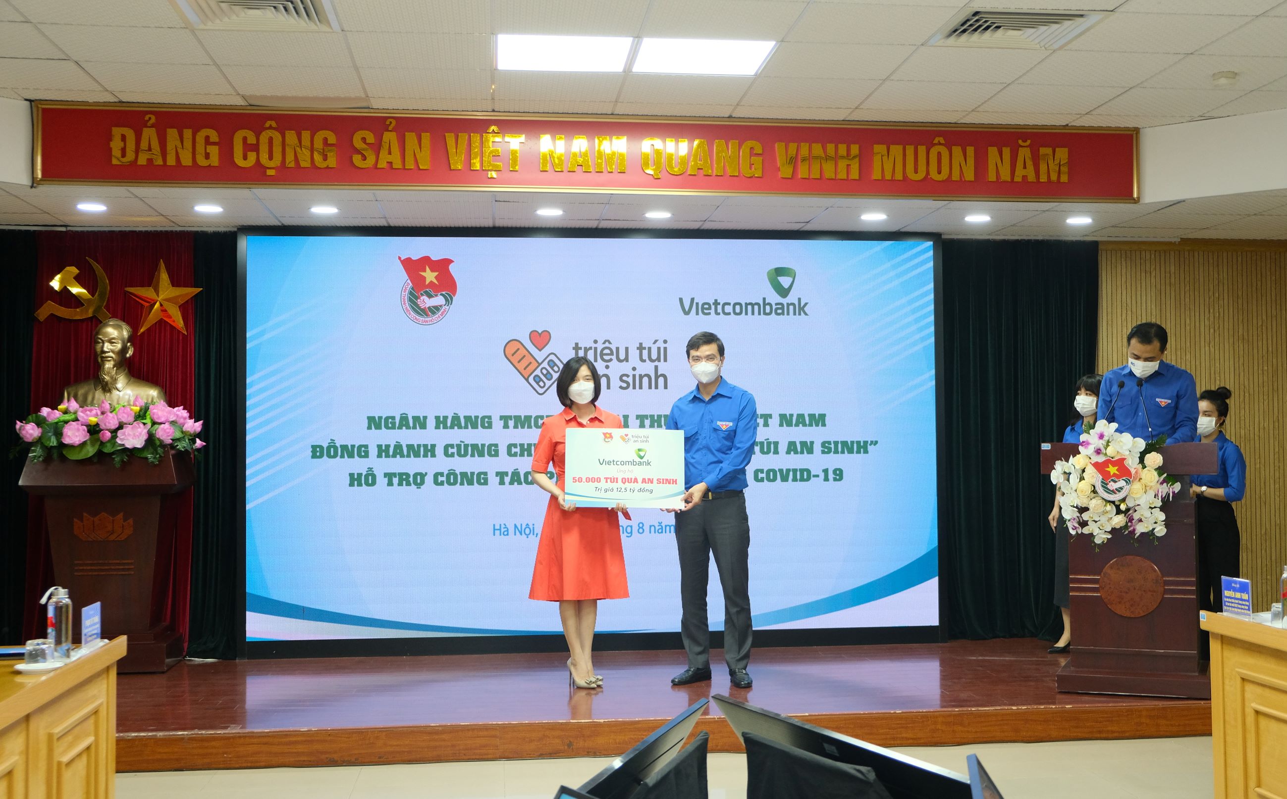 Vietcombank trao tặng 50.000 túi quà an sinh trị giá 12,5 tỷ đồng trong khuôn khổ chương trình Triệu túi an sinh