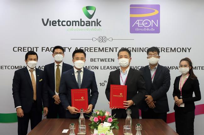 Lễ ký kết hợp đồng tín dụng giữa Vietcombank Lào và AEON Lào