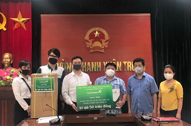 Vietcombank Thanh Xuân tặng 01 máy tạo oxy và hỗ trợ công tác phòng, chống dịch COVID-19 trị giá 50 triệu đồng