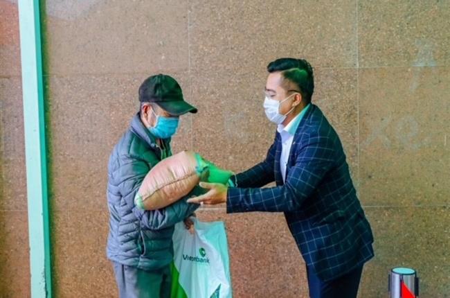 CĐCS Vietcombank Lâm Đồng tặng túi thực phẩm cho người dân có hoàn cảnh khó khăn bị ảnh hưởng bởi dịch Covid-19