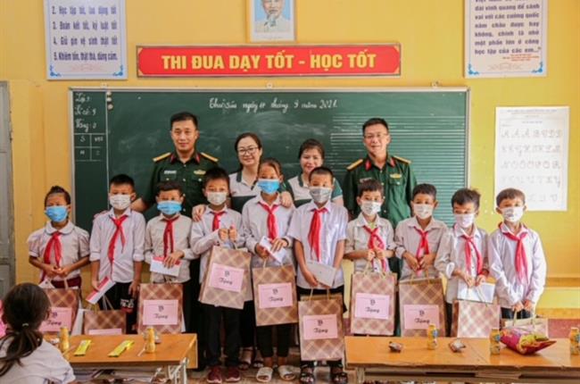 Đoàn thanh niên Vietcombank Quảng Ninh tặng quà cho trẻ em tỉnh Quảng Ninh nhân dịp Tết trung thu năm 2021