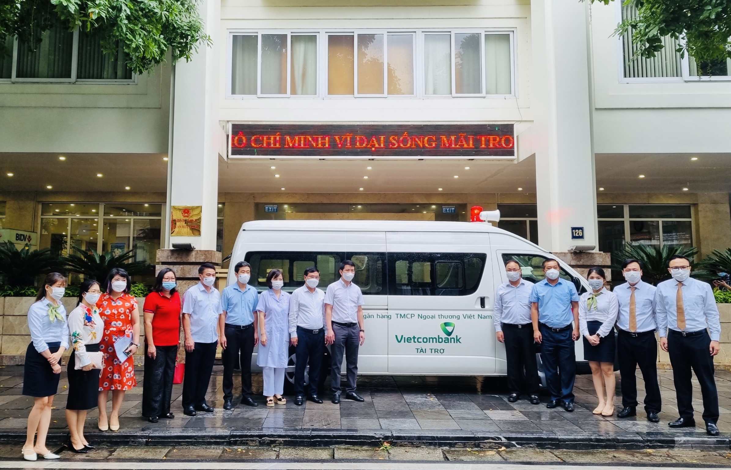 Lễ Bàn giao xe ô tô cứu thương phục vụ công tác phòng chống dịch  Covid - 19 cho Quận Hoàn Kiếm.