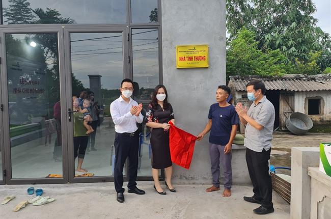 Vietcombank Móng Cái trao tặng nhà tình nghĩa cho gia đình khó khăn.