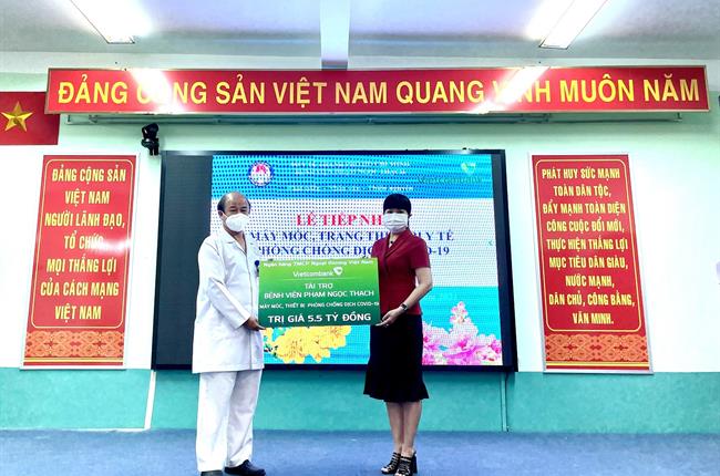 Vietcombank trao 5,5 tỷ đồng hỗ trợ Bệnh viện Phạm Ngọc Thạch phòng chống dịch COVID-19