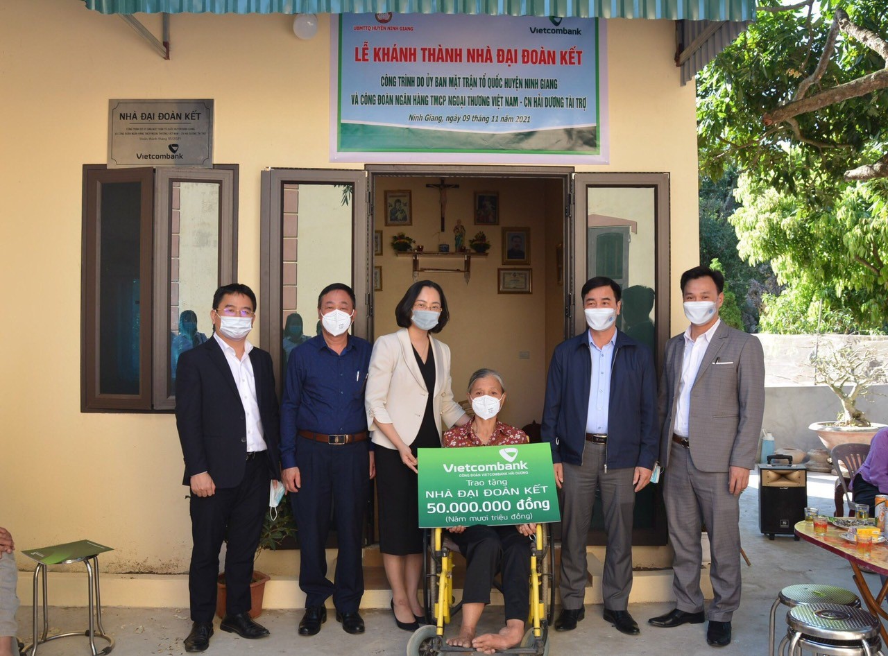 Công đoàn Vietcombank Hải Dương tặng nhà đại đoàn kết cho hộ nghèo huyện Ninh Giang