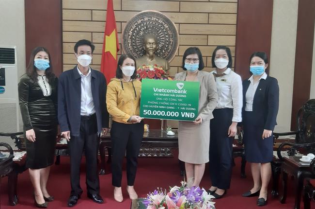 Vietcombank Hải Dương trao 50 triệu đồng ủng hộ trang thiết bị phòng chống dịch COVID -19 cho huyện Ninh Giang, tỉnh Hải Dương